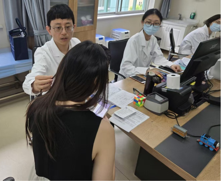 发红发痒，耳朵肿成“招风耳”！医院一查懵了，“元凶”竟是这种常见的小东西