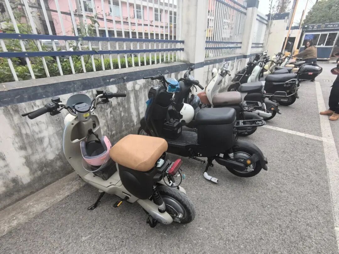 直接在派出所违法改装？上海街头惊现“流水线”式造假，现场操作让人瞠目