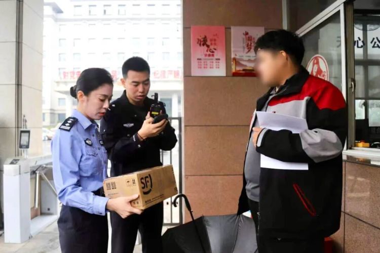 男子深陷“网恋”投资骗局,民警紧急拦截120克黄金 男子深陷“网恋”投资骗局,民警紧急拦截120克黄金