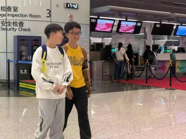 宁波中小学生迎来首个秋假,机场火车站涌现“出游潮” 宁波中小学生迎来首个秋假,机场火车站涌现“出游潮”