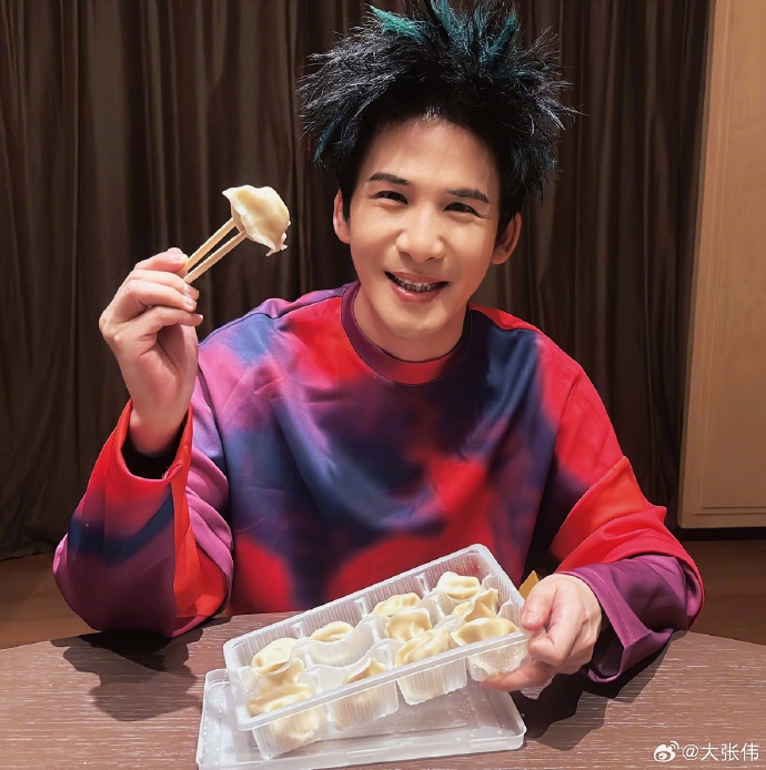 大张伟透露曾在荷兰遭砸车盗窃：玻璃全被砸，还以为是节目组整蛊