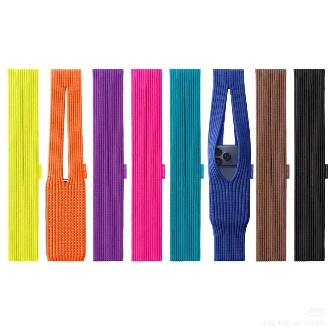 1899元“袜子”手机袋引热议！iPhone与三宅联名，原来早有 “毛衣情缘”