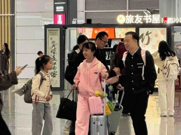 宁波中小学生迎来首个秋假,机场火车站涌现“出游潮” 宁波中小学生迎来首个秋假,机场火车站涌现“出游潮”