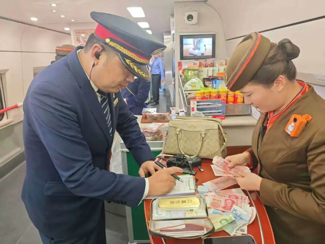 高铁上手提包无人认领，查验后竟有价值近百万物品