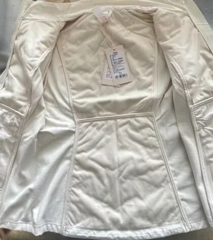 “仅5克充绒量能叫羽绒外套么？”网友淘宝网购羽绒外套充绒量仅5克……商家回应