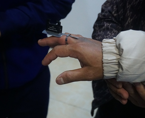 犯罪嫌疑人手戴禁品无法羁押,民警带他急奔消防队...... 犯罪嫌疑人手戴禁品无法羁押,民警带他急奔消防队......