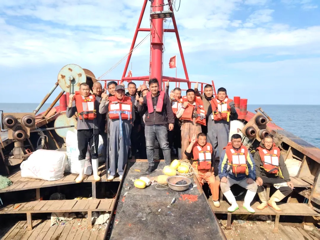 一山东渔船起火9人跳海，江苏渔民火海救出所有人！