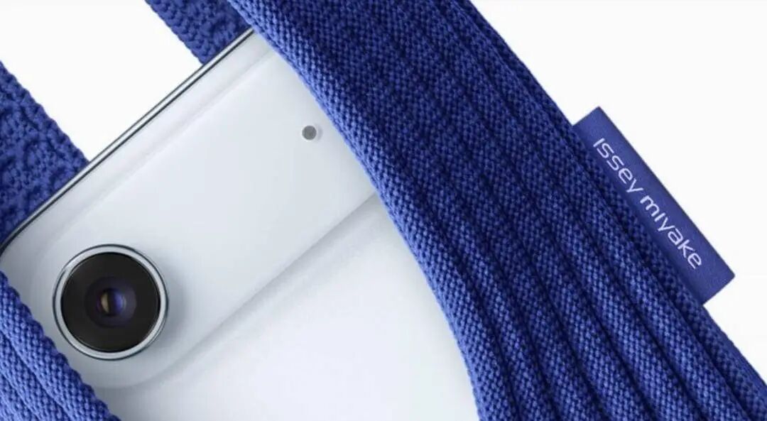 1899元“袜子”手机袋引热议！iPhone与三宅联名，原来早有 “毛衣情缘”