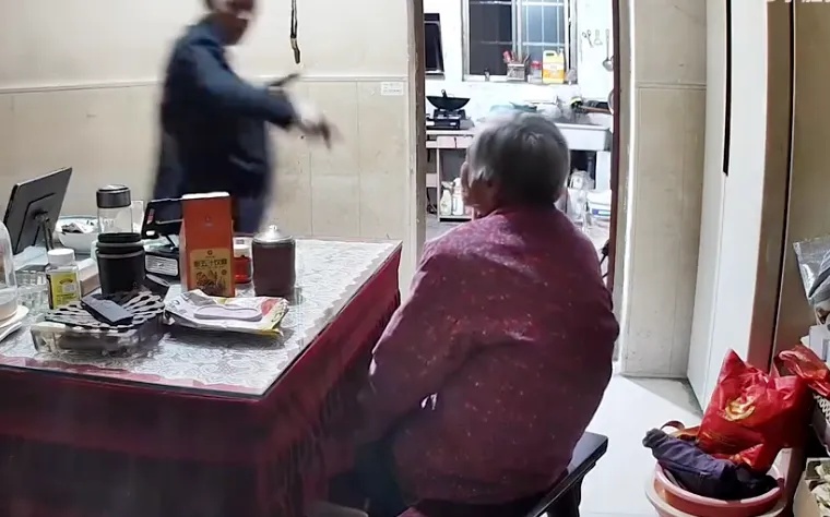 家暴就是违法犯罪！杨某中殴打92岁母亲，被刑拘