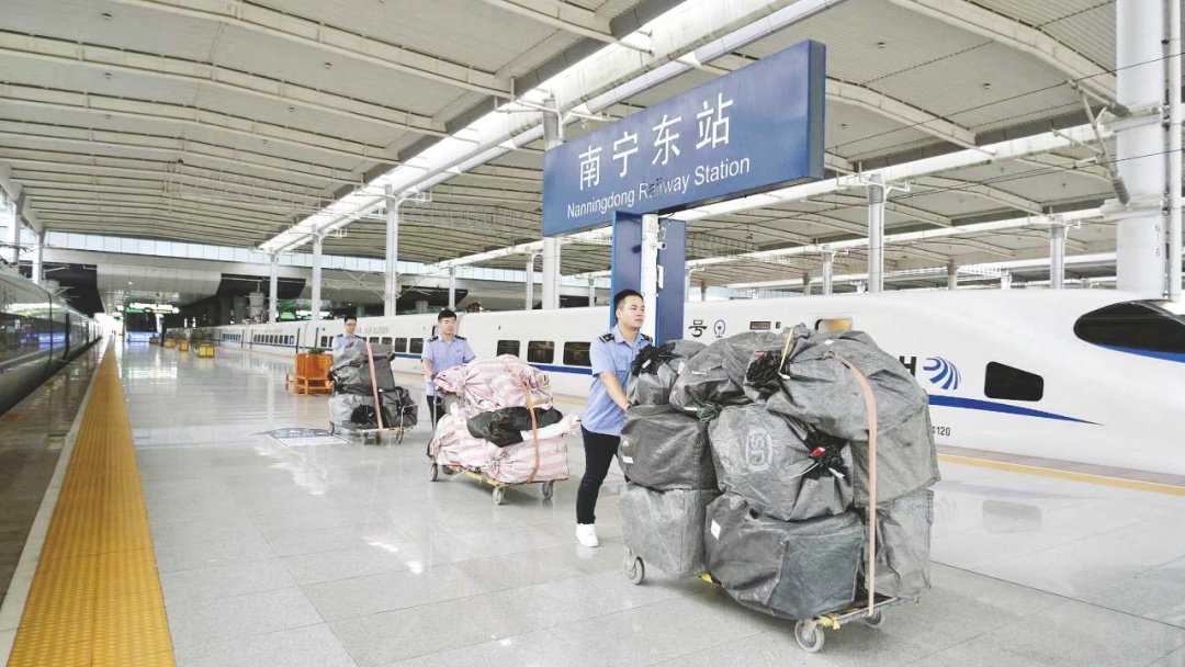 高铁快运助“双11”网购高峰期快件运输