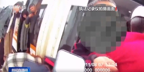 事发武进站,一群人突然狂奔…… 事发武进站,一群人突然狂奔……