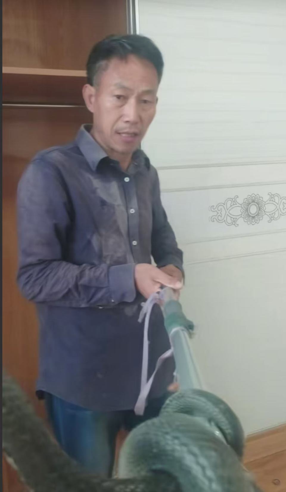 “蛇被我甩开了,没完全注射毒液”,湖南直播抓蛇被咬伤网红被警方拘留后发声道歉 “蛇被我甩开了,没完全注射毒液”,湖南直播抓蛇被咬伤网红被警方拘留后发声道歉