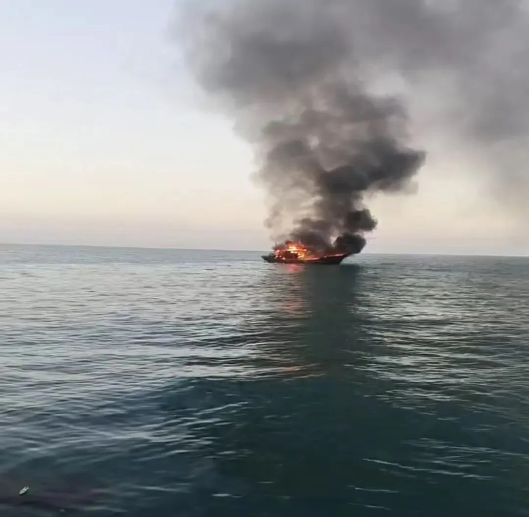 一山东渔船起火9人跳海，江苏渔民火海救出所有人！