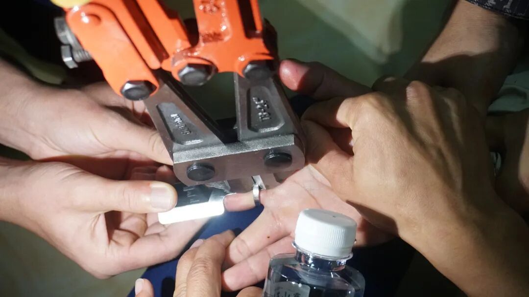 犯罪嫌疑人手戴禁品无法羁押,民警带他急奔消防队...... 犯罪嫌疑人手戴禁品无法羁押,民警带他急奔消防队......