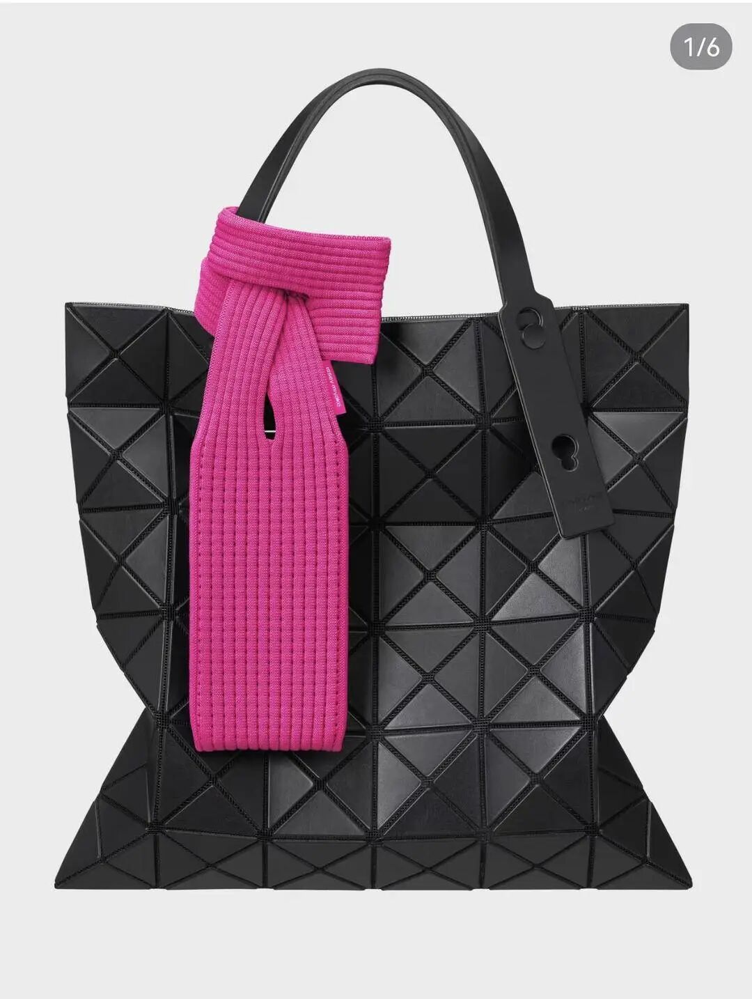 1899元“袜子”手机袋引热议！iPhone与三宅联名，原来早有 “毛衣情缘”