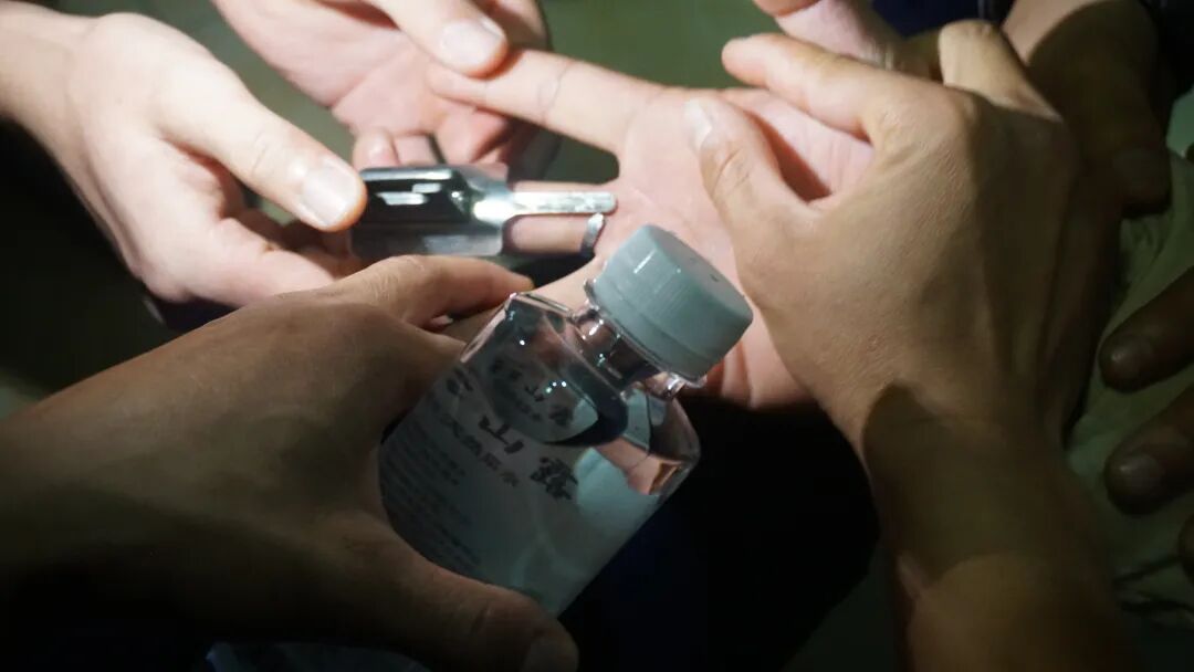 犯罪嫌疑人手戴禁品无法羁押,民警带他急奔消防队...... 犯罪嫌疑人手戴禁品无法羁押,民警带他急奔消防队......