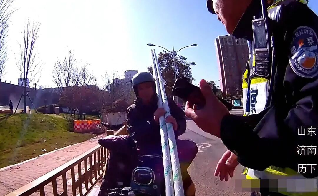 如此骑车？危险！