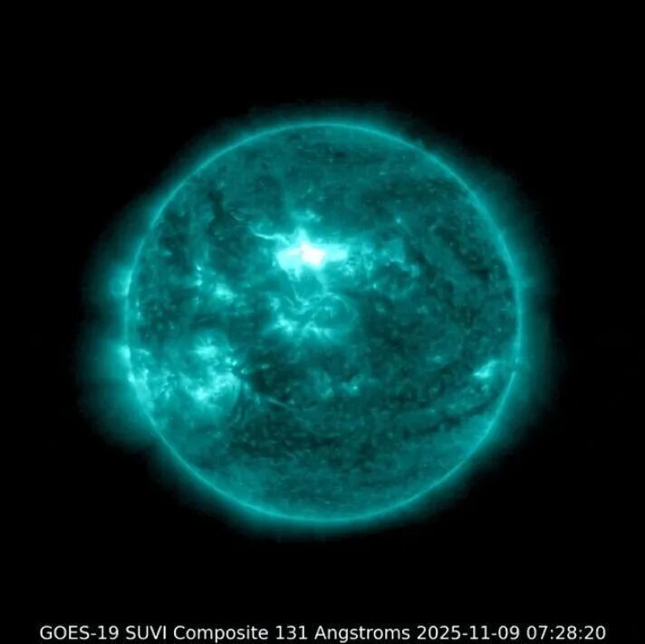 黑龙江漠河出现罕见“寒夜光柱”，拍摄者：特别壮观，持续了10分钟左右