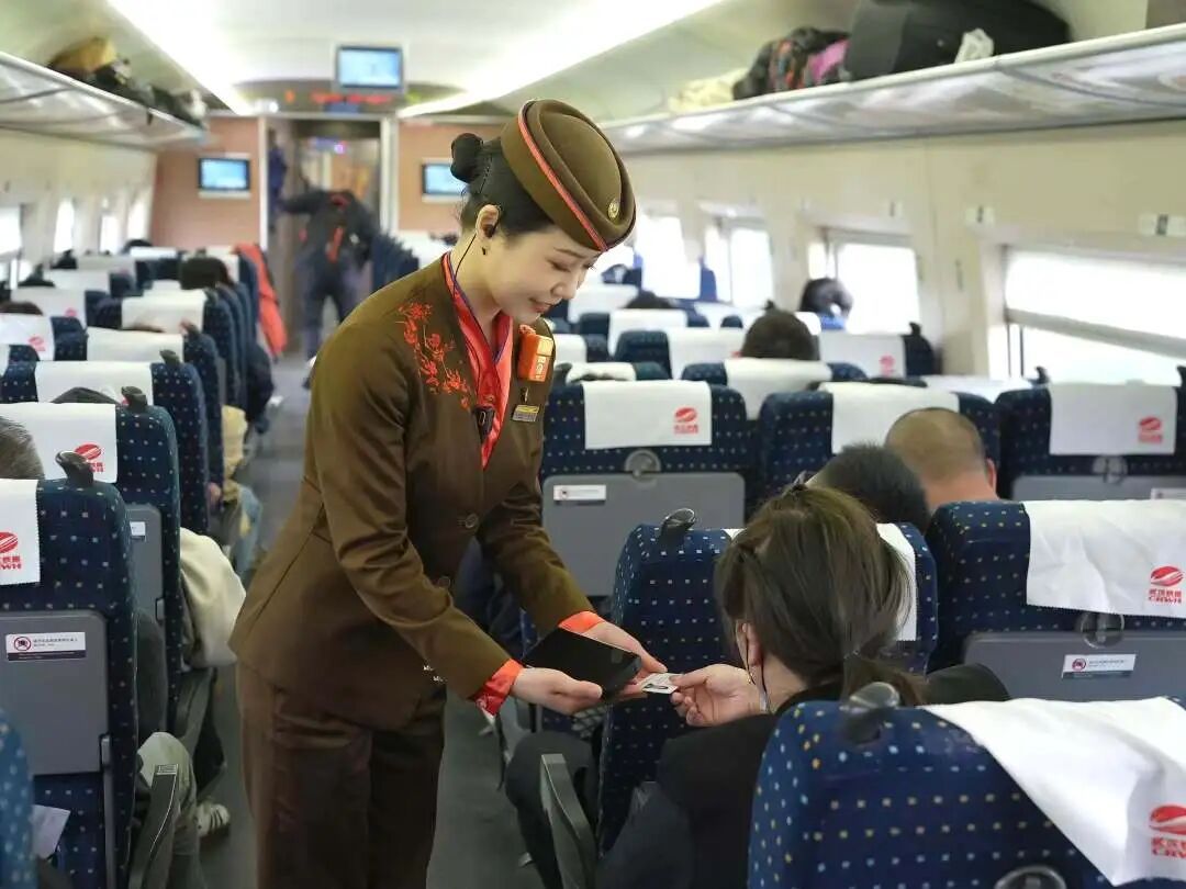 高铁上手提包无人认领，查验后竟有价值近百万物品