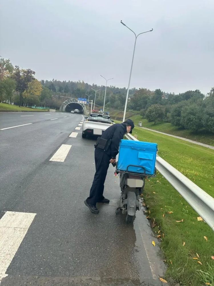 一辆外卖电动车在隧道口已经停了4天,民警急了 一辆外卖电动车在隧道口已经停了4天,民警急了