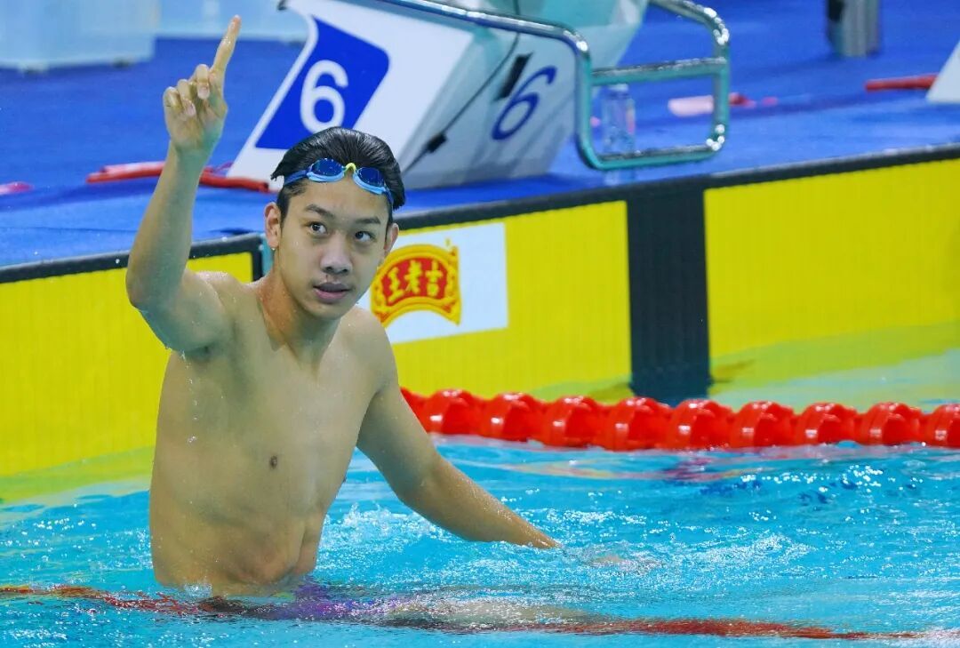 18岁小将击败潘展乐、孙杨夺冠，打破该项目的世界青年纪录！赛后回应亮了