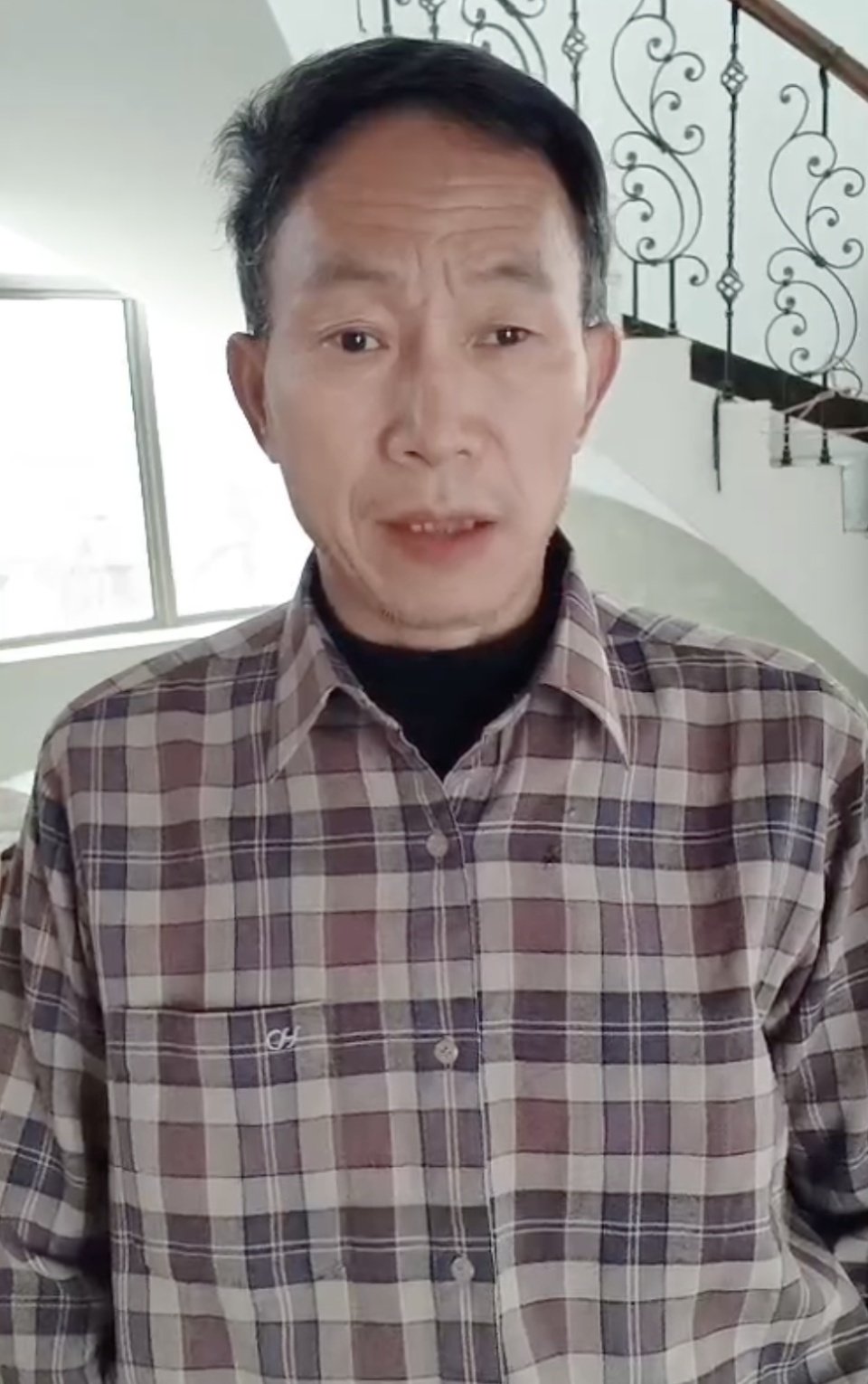 “蛇被我甩开了,没完全注射毒液”,湖南直播抓蛇被咬伤网红被警方拘留后发声道歉 “蛇被我甩开了,没完全注射毒液”,湖南直播抓蛇被咬伤网红被警方拘留后发声道歉