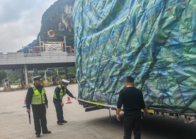 货车“悄悄”长个儿？交警：罚！并责令“缩”回去