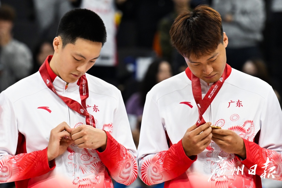 “把冠军留在广东”！广东男篮时隔12年夺冠，赵睿发文告别