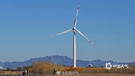 初冬官厅水库：蓝天为幕 绘就水岸澄澈之美