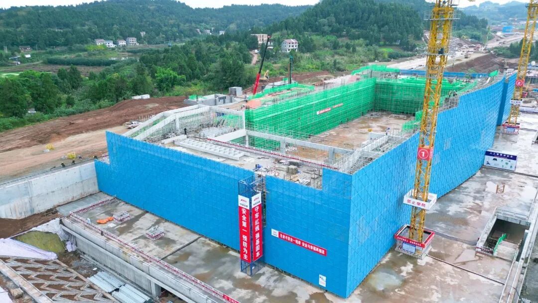 首个站房封顶，这一地将结束不通高铁历史