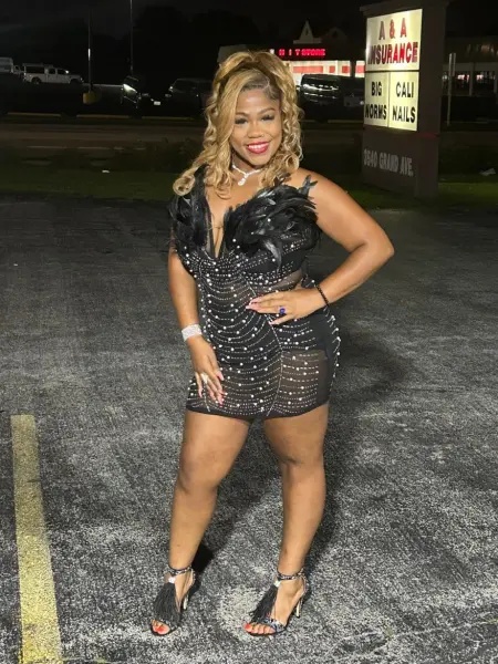 美国43岁网红开车撞死路人,事后竟在网上募捐并推销新专辑 美国43岁网红开车撞死路人,事后竟在网上募捐并推销新专辑