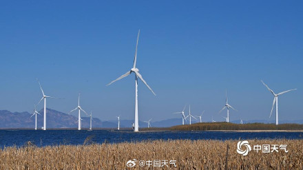 初冬官厅水库：蓝天为幕 绘就水岸澄澈之美