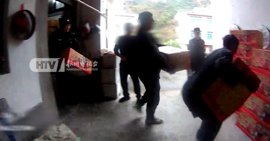 惊呆了！女子囤2800公斤“年货”：“离过年还有点时间，我想赚一笔”