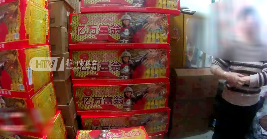 惊呆了！女子囤2800公斤“年货”：“离过年还有点时间，我想赚一笔”