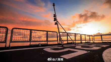 转发收藏！战舰和霞光同框上演硬核浪漫