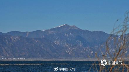 初冬官厅水库：蓝天为幕 绘就水岸澄澈之美