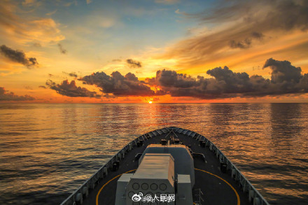 转发收藏！战舰和霞光同框上演硬核浪漫