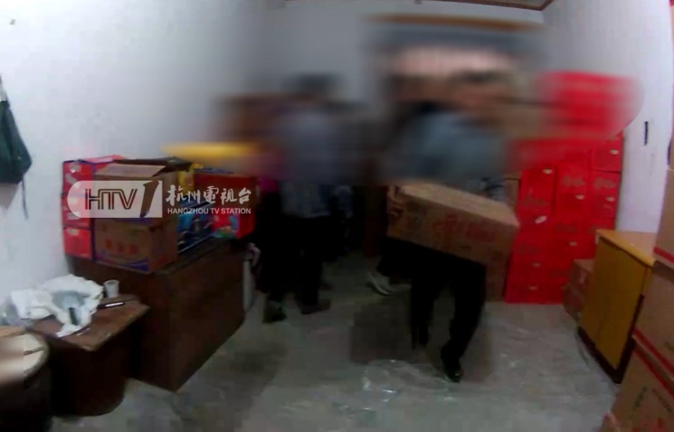 惊呆了！女子囤2800公斤“年货”：“离过年还有点时间，我想赚一笔”