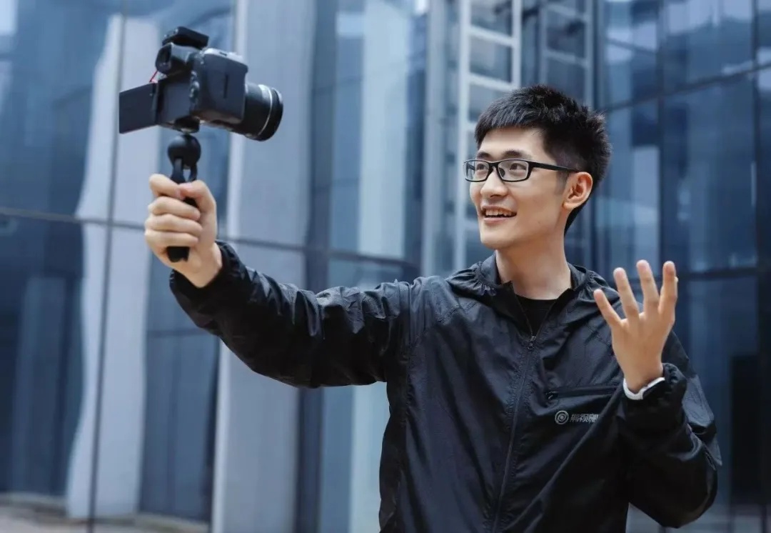 29岁CEO现身相亲角，“坦诚版”简历遭阿姨们嫌弃……其公司年营业额已过亿