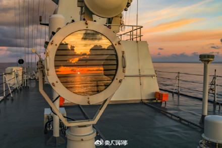 转发收藏！战舰和霞光同框上演硬核浪漫