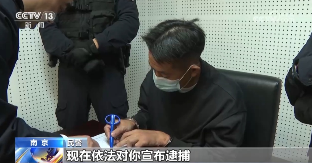 缅北KK园区头目佘智江被押解回国:登机前微笑,下机时腿软 缅北KK园区头目佘智江被押解回国:登机前微笑,下机时腿软