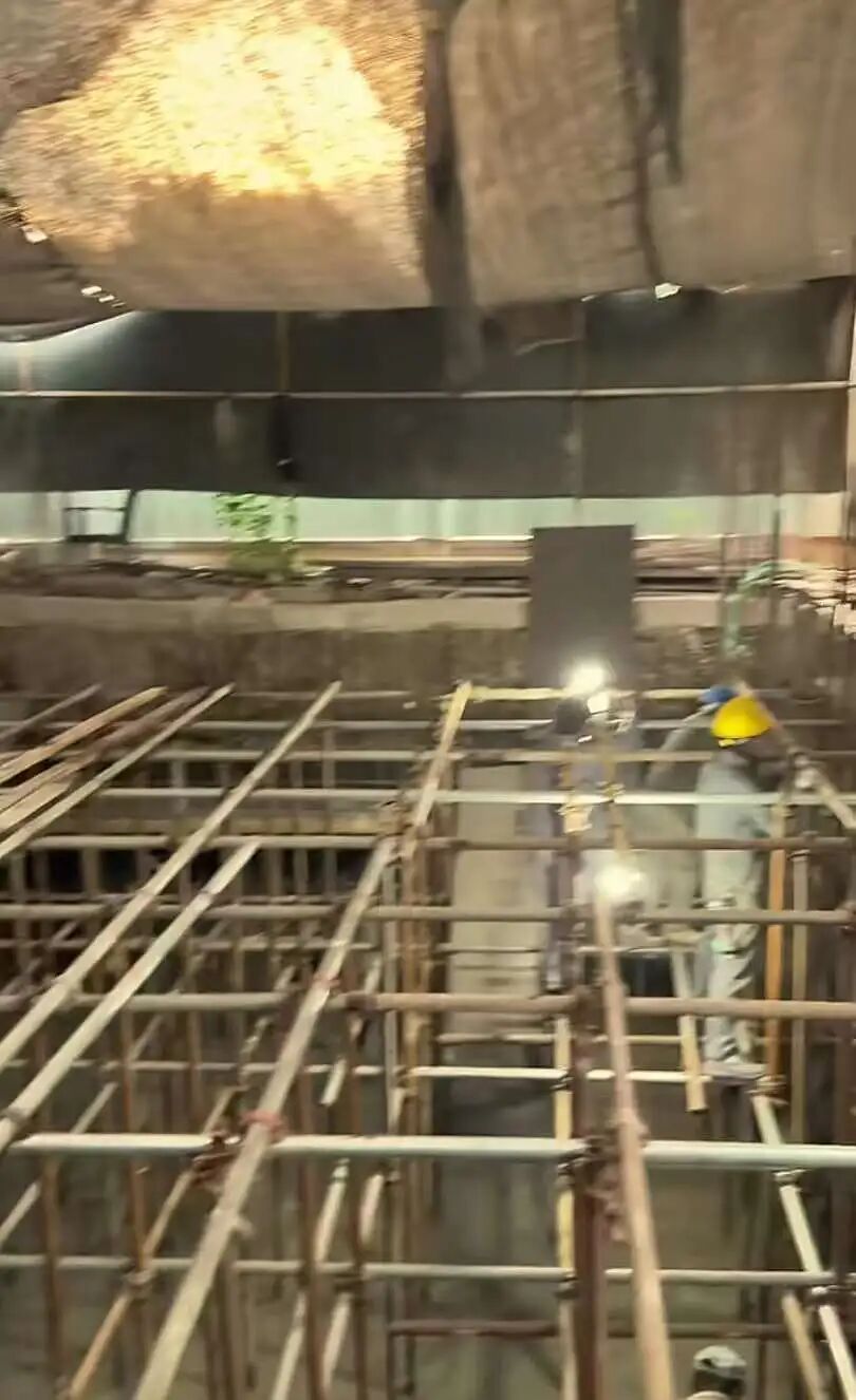 上海一小区居民挖掘地下室形成数米深坑，波及周边建筑？城管：属违规，已受理此事