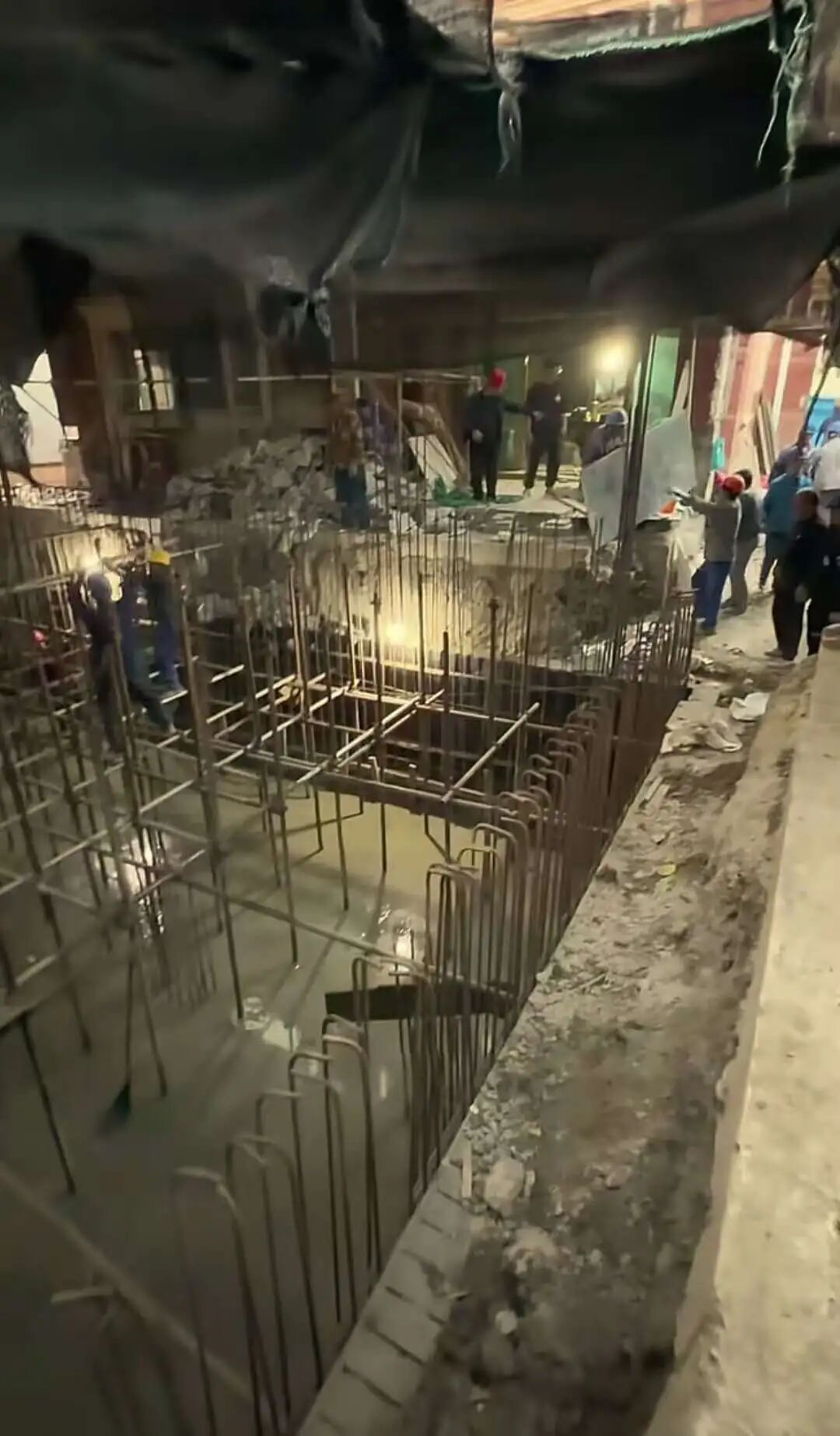 上海一小区居民挖掘地下室形成数米深坑，波及周边建筑？城管：属违规，已受理此事