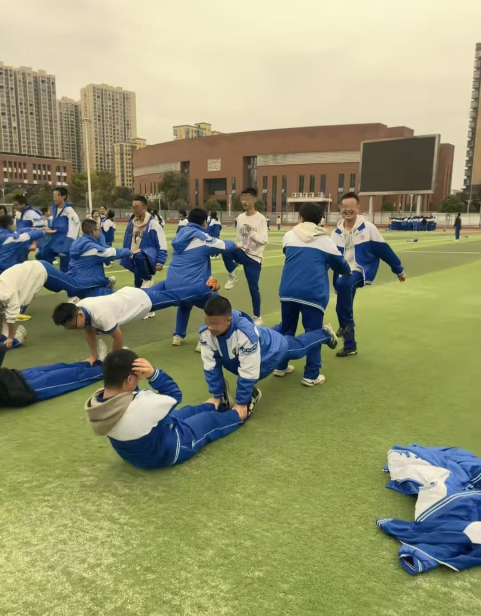 深蹲+高抬腿+平板支撑+仰卧起坐,湖南00后实习体育老师开发新动作,学生:太坑了 深蹲+高抬腿+平板支撑+仰卧起坐,湖南00后实习体育老师开发新动作,学生:太坑了