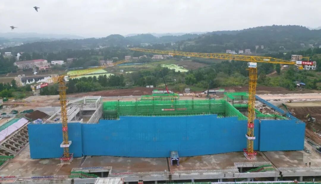 首个站房封顶，这一地将结束不通高铁历史