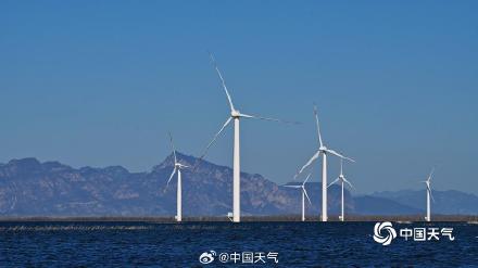 初冬官厅水库：蓝天为幕 绘就水岸澄澈之美