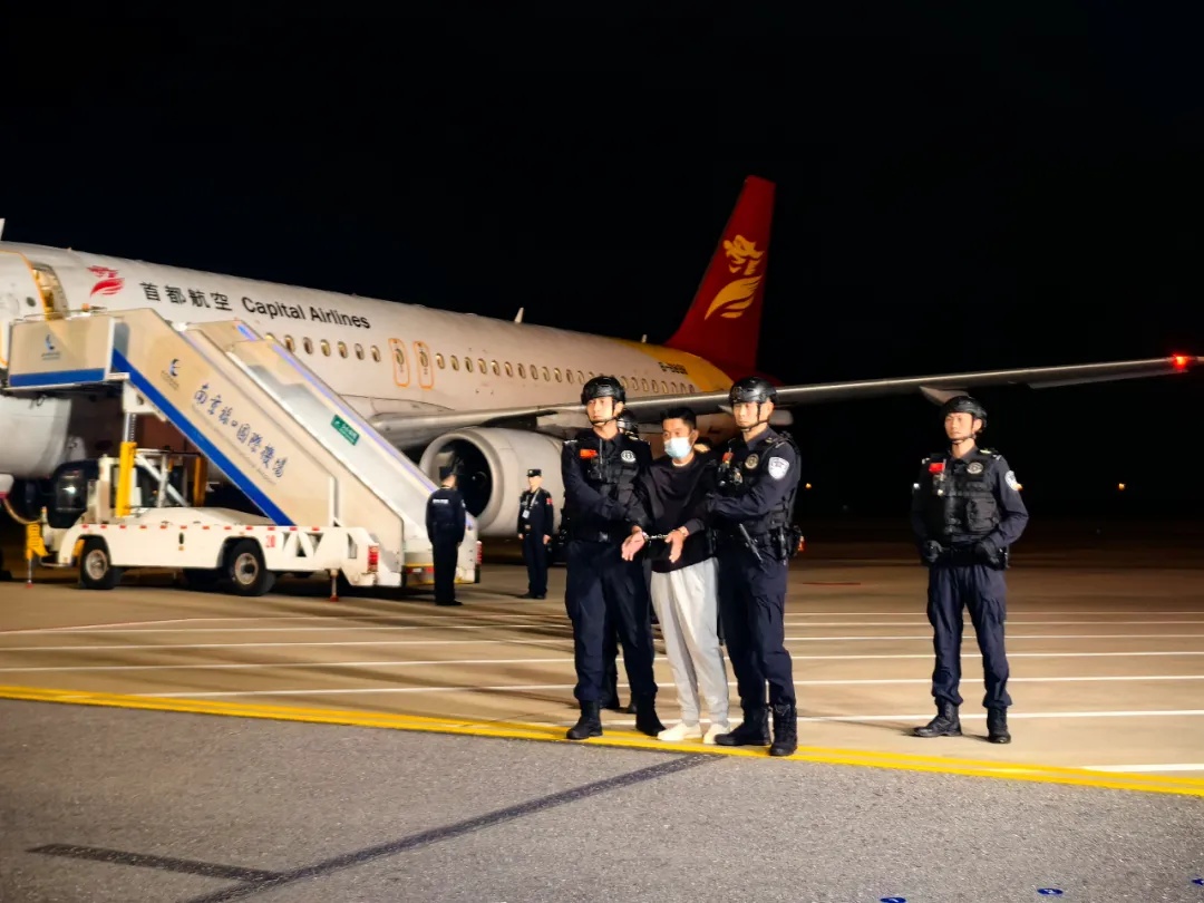 缅北KK园区头目佘智江被押解回国:登机前微笑,下机时腿软 缅北KK园区头目佘智江被押解回国:登机前微笑,下机时腿软