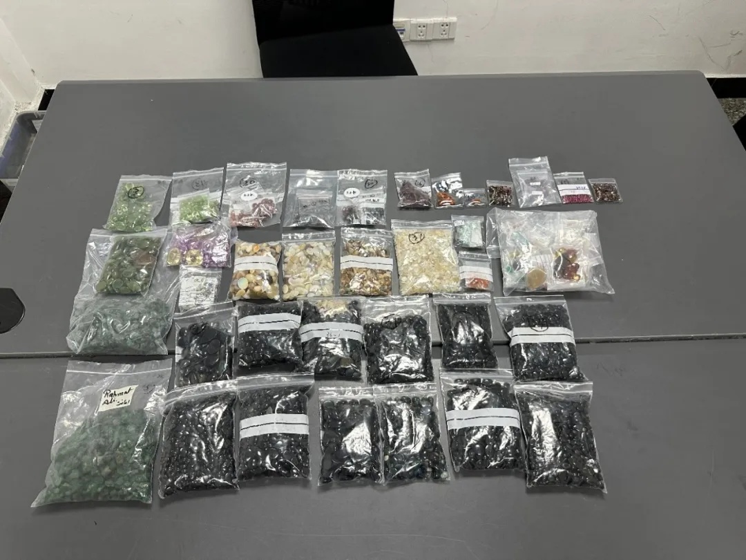 广州海关查获1人携带祖母绿、红宝石、蓝宝石等10973颗宝石入境,价值约151万元 广州海关查获1人携带祖母绿、红宝石、蓝宝石等10973颗宝石入境,价值约151万元