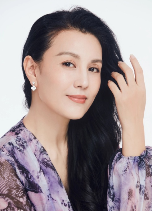 51岁女演员朱晏大方承认整容：做了眼皮修复，希望可以回到年轻美貌的状态