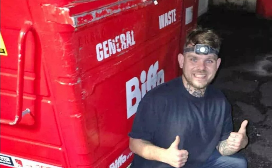 英国男子靠翻垃圾箱月入600英镑，捡到名牌包、古董珠宝